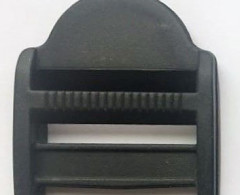 Пряжка 3-х щелевая пластик шир.40мм (200шт)
